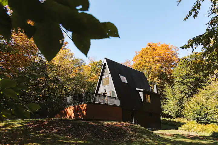 Exploring the Enchanting All-Black A-Frame Cabin in the Catskills