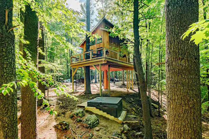 The Eco-Luxury Tiny Home Treehouse: A Hidden Oasis in New York